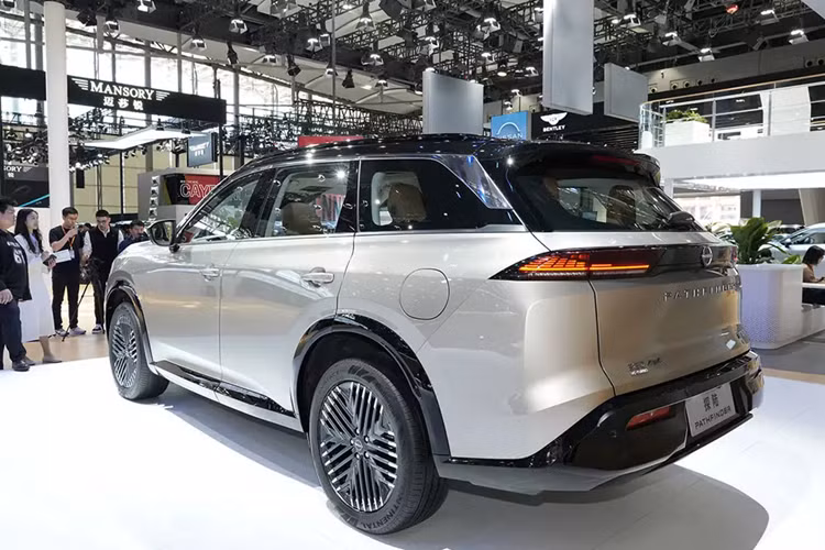 Thêm vào đó là cần số ngắn, núm xoay chọn chế độ lái, phanh tay điện tử, tự động giữ phanh tạm thời, cửa sổ trời toàn cảnh, màn hình hiển thị thông tin kính lái HUD, hệ thống âm thanh Bose 12 loa và sạc điện thoại không dây.