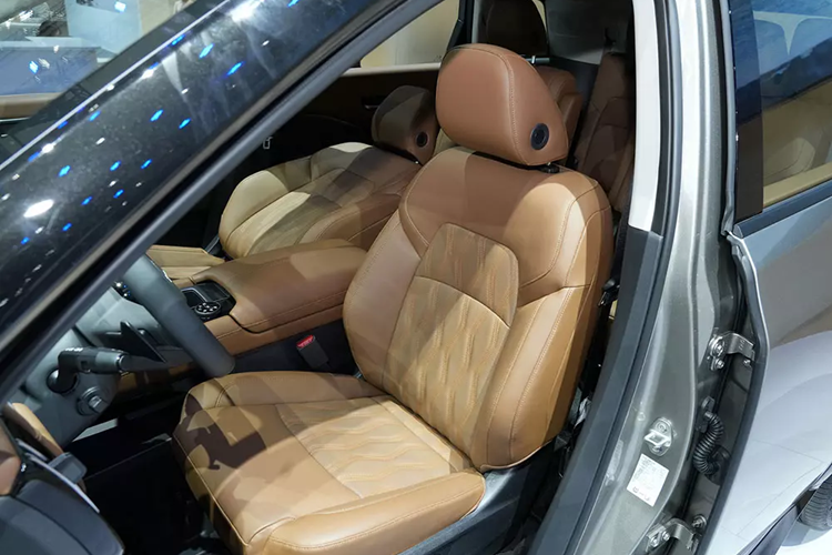 Không chỉ lưới tản nhiệt và cản trước mà ngay cả vành la-zăng của Nissan Pathfinder 2024 cũng giống với xe concept. Bộ vành đa chấu này có đường kính 20 inch với thiết kế khá độc đáo và gợi liên tưởng đến trang bị của ô tô điện.