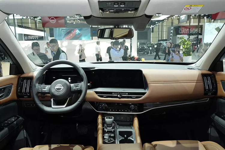 Tiếp theo đó là cụm đèn hậu gọn gàng và nối với nhau bằng nẹp màu đen ở giữa, tích hợp logo của hãng Nissan. Ở giữa cửa cốp sau còn có tem chữ nổi "Pathfinder". Để tăng thêm vẻ ngoài ấn tượng cho xe, hãng Nissan đã dùng đến hàng loạt chi tiết ngoại thất màu đen bóng như cản trước/sau, nẹp hốc bánh, nẹp sườn, nóc và ốp gương chiếu hậu.