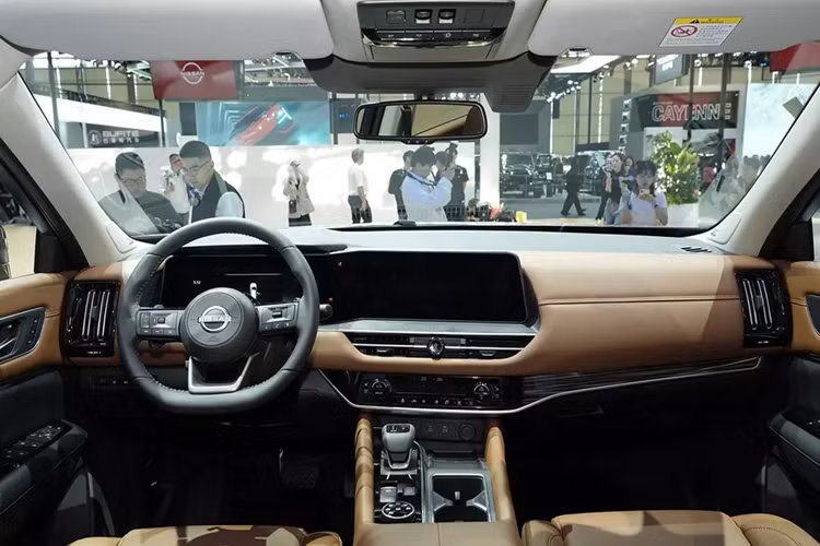 Tiếp theo đó là cụm đèn hậu gọn gàng và nối với nhau bằng nẹp màu đen ở giữa, tích hợp logo của hãng Nissan. Ở giữa cửa cốp sau còn có tem chữ nổi "Pathfinder". Để tăng thêm vẻ ngoài ấn tượng cho xe, hãng Nissan đã dùng đến hàng loạt chi tiết ngoại thất màu đen bóng như cản trước/sau, nẹp hốc bánh, nẹp sườn, nóc và ốp gương chiếu hậu.