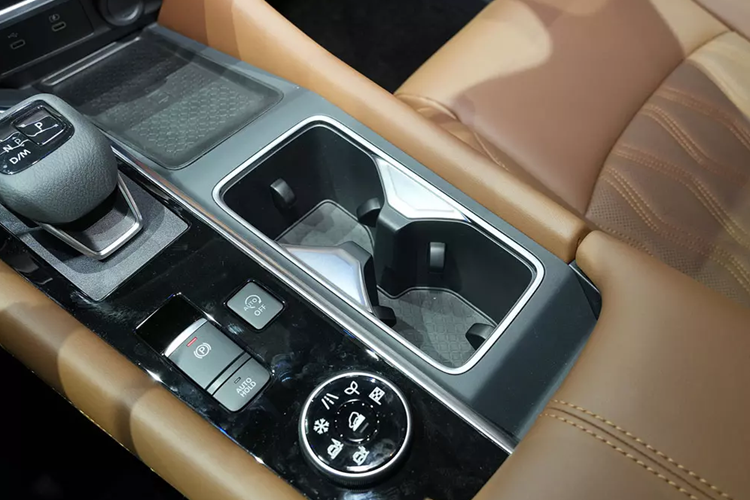 Xe được trang bị ghế bọc da, vô lăng vát đáy với lẫy chuyển số thể thao và màn hình cong đặt nổi trên mặt táp-lô, tích hợp cả bảng đồng hồ kỹ thuật số lẫn màn hình cảm ứng trung tâm cùng có kích thước 12,3 inch.