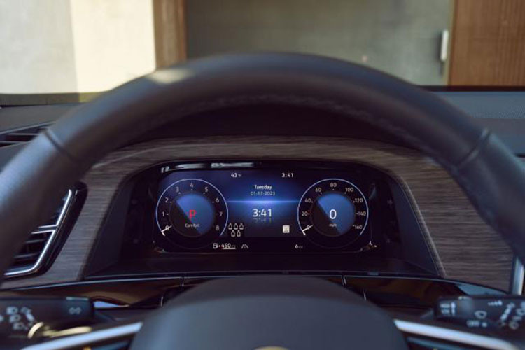 Bảng táp-lô đã được thiết kế lại với các cửa gió điều hòa được di chuyển xuống bên dưới màn hình cảm ứng thông tin giải trí 12 inch mới, kết hợp với cụm đồng hồ đo kỹ thuật số 10,25 inch cùng hệ thống đèn viền nội thất 30 màu.