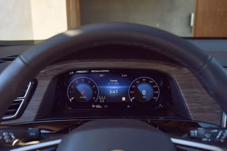 Bảng táp-lô đã được thiết kế lại với các cửa gió điều hòa được di chuyển xuống bên dưới màn hình cảm ứng thông tin giải trí 12 inch mới, kết hợp với cụm đồng hồ đo kỹ thuật số 10,25 inch cùng hệ thống đèn viền nội thất 30 màu.