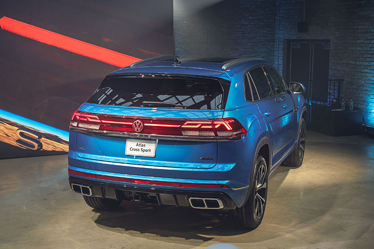 Những chi tiết thiết kế nằm ngang khiến khu vực đầu xe như rộng và bề thế hơn. Hai bên thân xe vẫn giữ nguyên thiết kế như bản tiền nhiệm, ngoại trừ các thiết kế mâm xe mới có kích thước từ 18 đến 21 inch, tùy thuộc vào các biến thể. Phía đuôi xe ở cả 2 biến thể đều bổ sung một cánh gió lớn, kéo dài đường cong tổng thể của xe và tạo cho chúng một mặt bên bóng hơn.