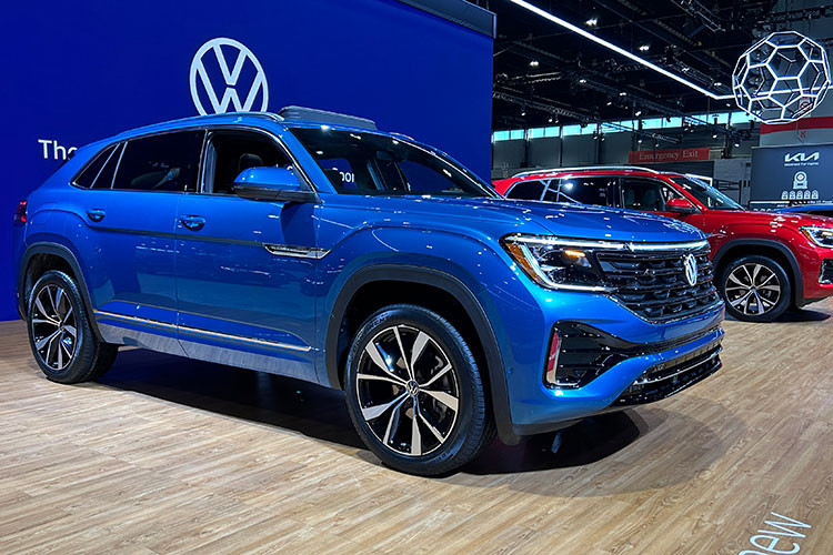 Cả hai mẫu xe Volkswagen Atlas và Atlas Cross Sport 2024 mới đều nhận được những tinh chỉnh về thiết kế ngoại thất, nội thất đi cùng những nâng cấp về động cơ. Được biết, lần này là lần thứ 2 Atlas 7 chỗ được nâng cấp kể từ khi được giới thiệu vào năm 20217. Còn với Cross Sport 5 chỗ thì đây là lần đầu tiên.