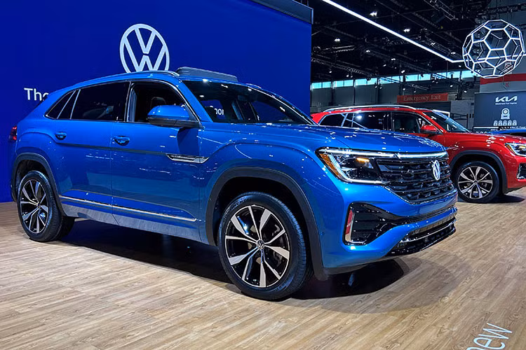 Cả hai mẫu xe Volkswagen Atlas và Atlas Cross Sport 2024 mới đều nhận được những tinh chỉnh về thiết kế ngoại thất, nội thất đi cùng những nâng cấp về động cơ. Được biết, lần này là lần thứ 2 Atlas 7 chỗ được nâng cấp kể từ khi được giới thiệu vào năm 20217. Còn với Cross Sport 5 chỗ thì đây là lần đầu tiên.