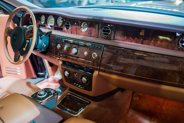 Mở cửa tiến vào bên trong khoang lái, bậc cửa thể hiện đây là Lửa thiêng đúng tên người Việt, ngoài ra là Dong Son 1 of 6, ám chỉ chiếc xe này tron bộ sưu tập xe 6 chiếc của Trống đồng Đông Sơn nhưng đến nay là hàng độc. Nội thất xe được xử lý với màu vàng cát, gỗ ốp quý hiếm và hình ảnh trống đồng cùng 18 con hạc lại xuất hiện nhưng dày đặc hơn.