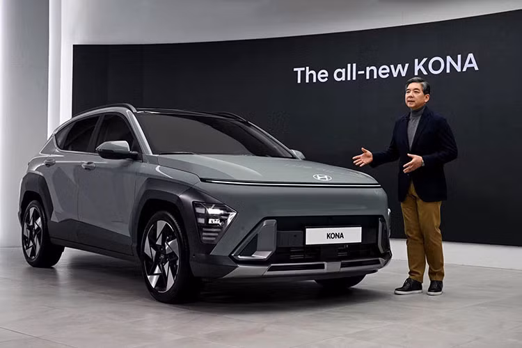 Trước đó, hãng xe Hàn Quốc đã công bố thiết kế của Hyundai Kona 2024 mới bao gồm 3 biến thể gồm; Kona, Kona N Line và Kona Electric chạy điện vào hồi tháng 12 năm ngoái.