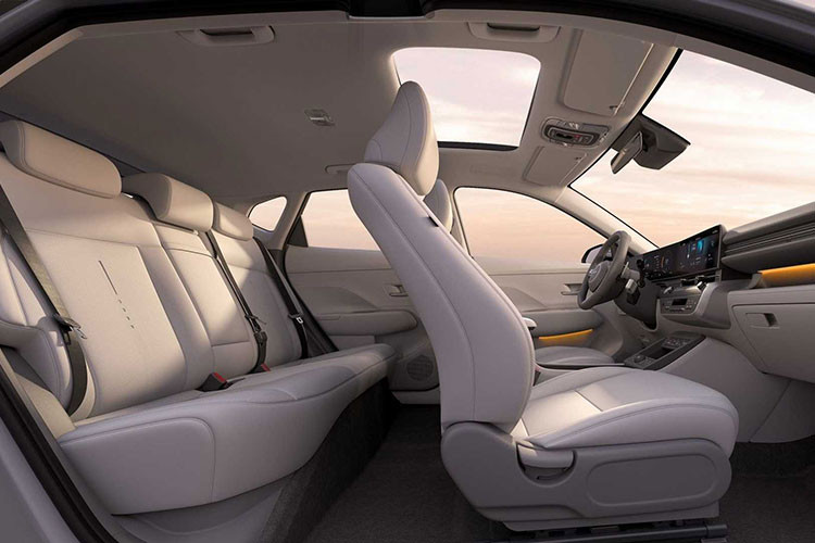 Nội thất Hyundai Kona mang thiết kế khá giống xe điện Ioniq 5 với điểm nhấn là bảng đồng hồ kỹ thuật số và màn hình trung tâm cảm ứng đều có kích thước 12.3 inch. Hàng ghế sau cũng được thiết kế lại đem đến không gian thoáng đãng hơn cũng như tối ưu khoang hành lý.