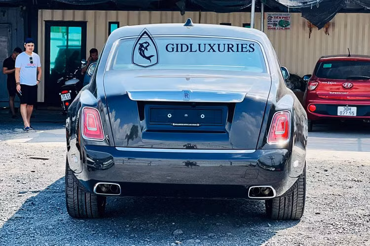 Tuy nhiên, để chiếc xe siêu sang này có thể lăn bánh tại Việt Nam, mức giá xe Rolls-Royce Phantom VIII Series II mà vị đại gia Hà Nội cần chi ra là không dưới 80 tỷ đồng, do phải chịu nhiều mức thuế phí khác...