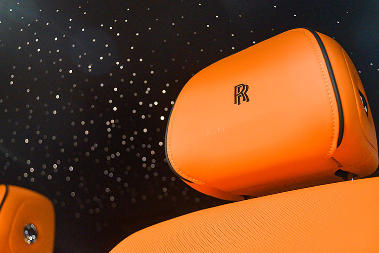 Về công nghệ, Rolls-Royce Phantom VIII Series II được trang bị tính năng kết nối Rolls-Royce Connect, cho phép truyền dữ liệu từ địa điểm của điện thoại di động của chủ xe đến hệ thống định vị của xe thông qua ứng dụng Whispers, đồng thời cập nhập tình trạng và vị trí xe. 