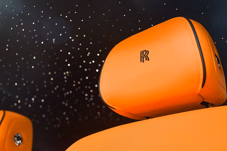 Về công nghệ, Rolls-Royce Phantom VIII Series II được trang bị tính năng kết nối Rolls-Royce Connect, cho phép truyền dữ liệu từ địa điểm của điện thoại di động của chủ xe đến hệ thống định vị của xe thông qua ứng dụng Whispers, đồng thời cập nhập tình trạng và vị trí xe. 