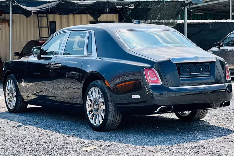 Bên dưới nắp ca-pô là động cơ V12 6.75L tăng áp kép, sản sinh công suất tối đa 563 mã lực cùng mô-men xoắn cực đại 900 Nm, đi kèm hộp số tự động 8 cấp. Nhờ đó, chiếc Phantom VIII Series II có thể bứt tốc từ 0-100 km/h chỉ tốn 5,4 giây và tốc độ tối đa ở mức 250 km/h.