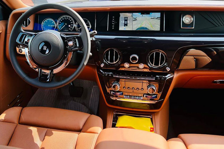 Tiếp đến là cụm đèn pha trang trí bằng dải sao lấp lánh được chế tác laser tinh xảo, tạo nên sự liên kết trực quan với trần sao Starlight Headliner phía trong khoang nội thất chiếc xe siêu sang Rolls-Royce Phantom VIII Series II thế hệ mới.