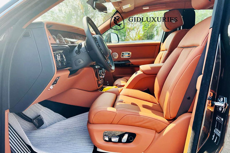 Tổng thể các đường nét của Phantom Series II không có sự thay đổi khi mẫu xe này vẫn có phần đầu tính từ trục trước ngắn và phần đuôi dài đặc trưng của Rolls-Royce, trục cơ sở dài và trụ C rộng mang lại thêm không gian thoải mái cho các hành khách.