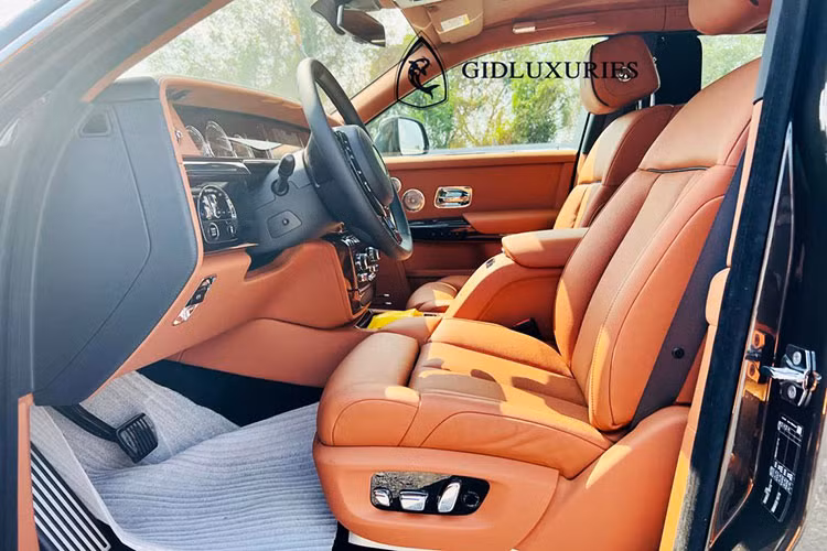 Tổng thể các đường nét của Phantom Series II không có sự thay đổi khi mẫu xe này vẫn có phần đầu tính từ trục trước ngắn và phần đuôi dài đặc trưng của Rolls-Royce, trục cơ sở dài và trụ C rộng mang lại thêm không gian thoải mái cho các hành khách.