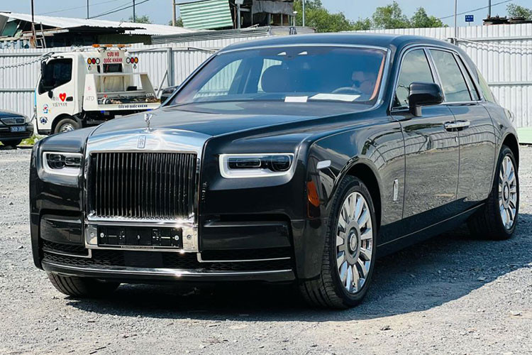 Hiện tại, Rolls-Royce Phantom VIII thế hệ mới đã có khoảng trên 10 chiếc tại Việt Nam, trong đó chỉ có một số chiếc mang biển trắng như chiếc của đại gia Bình Thuận với giá sau thuế trên 60 tỷ đồng. Riêng bản nâng cấp Series II mới xuất hiện chiếc đầu tiên thuộc sở hữu của đại gia Hà Nội.