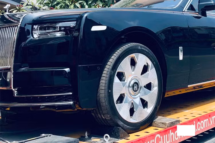 Ra mắt vào hồi tháng 5 năm ngoái, Rolls-Royce Phantom VIII Series II được nâng cấp nhẹ về ngoại thất so với Series I. Sự thay đổi dễ nhận thấy nhất là bộ lưới tản nhiệt đặc trưng của Phantom giờ đây có khả năng phát sáng tương tự như dòng Ghost.