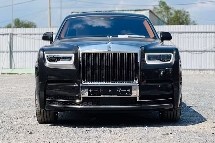Theo tìm hiểu, chiếc Rolls-Royce Phantom thế hệ mới được nhập khẩu về nước thông qua một đơn vị tư nhân. Giá bán của mẫu sedan siêu sang Rolls-Royce Phantom VIII Series II này tại châu Âu rơi vào khoảng 460.000 USD (tương đương 10,8 tỷ đồng).