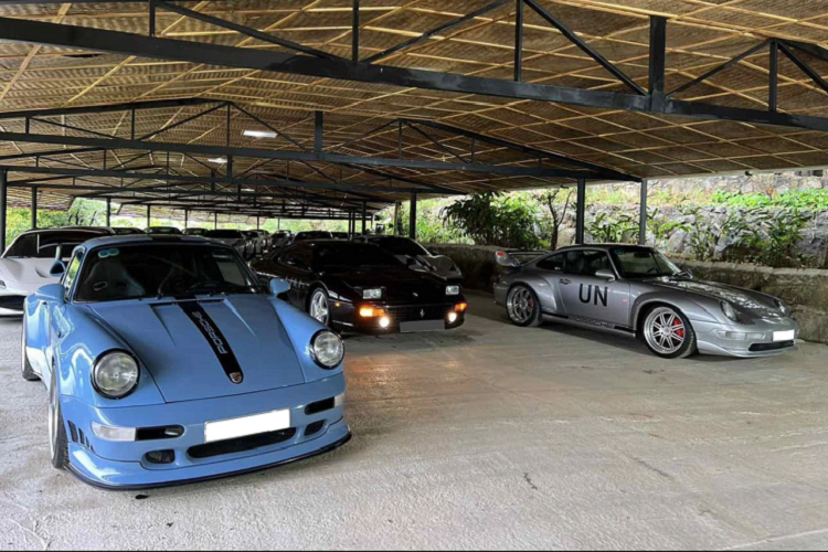 Ngoài ra, chiếc Porsche 930 Turbo RUF này còn được trang bị khung chống lật, vô-lăng của hãng RUF, đồng hồ độ và cả hộp số 5 cấp Dogleg cũng được bổ sung vào.