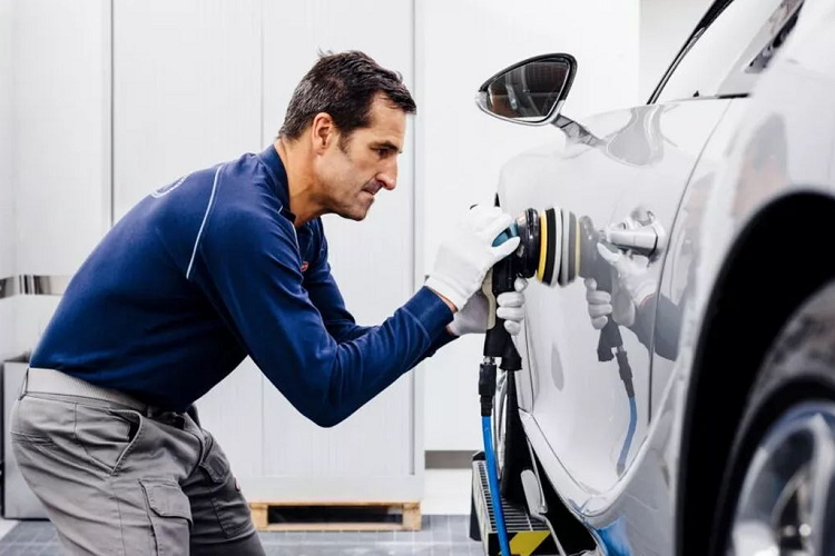Trước khi lớp sơn lót đầu tiên được phun lên bề mặt xe, các chuyên gia của Bugatti phải kiểm tra rất kỹ lưỡng để tìm ra các vết rỗ, kể cả cực nhỏ và quá trình này không sử dụng bất kỳ máy móc hay rô-bốt nào. Thay vào đó là con mắt tự nhiên để phát hiện những điểm không hoàn hảo và sự nhạy cảm từ đôi bàn tay của các chuyên gia. Chỉ riêng công đoạn này đã mất hơn 100 giờ trên mỗi chiếc xe.