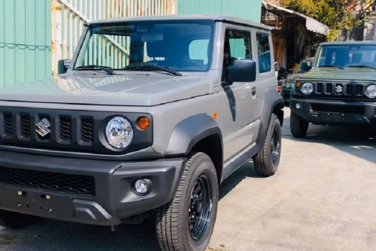 Trước đó, một số của hàng kinh doanh xe tư nhân đã chào bán mẫu "tiểu G-Class" với mức giá lên tới 1,4 tỷ đồng. Suzuki Jimny hiện cũng đã được bán chính hãng tại một số quốc gia thuộc khu vực Đông Nam Á. Tại Indonesia, xe có giá 168.900 RM (tương đương 920 triệu đồng).