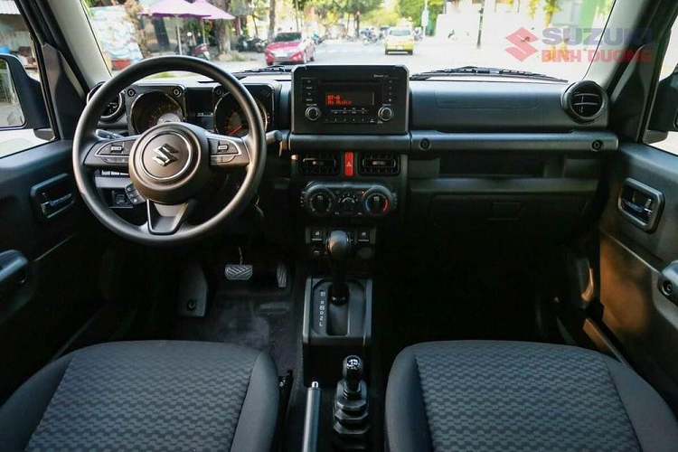 Suzuki Jimny có thông số kích thước tổng thể tương ứng dài 3.480 mm, rộng 1.645 mm, cao 1.720 mm và chiều dài cơ sở đạt 2.250 mm, chỉ ngang ngửa với một mẫu xe gầm cao cỡ A như Toyota Raize hay Kia Sonet. Ngoại hình xe mang phong cách việt dã, gợi nhớ đến các mẫu SUV Land Rover Defender hay Mercedes-Benz G-Class.