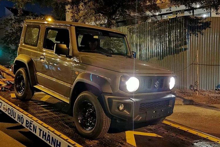 Hướng tới tệp khách hàng ưu thể thao, thích trải nghiệm lái xe địa hình và dã ngoại, Suzuki Jimny là mẫu SUV cỡ nhỏ hiếm hoi trong phân khúc và tầm giá có hệ dẫn động 4 bánh và chế độ cài cầu chủ động. Ngoài ra, các trang bị khác chỉ nằm ở mức cơ bản, đủ dùng.
