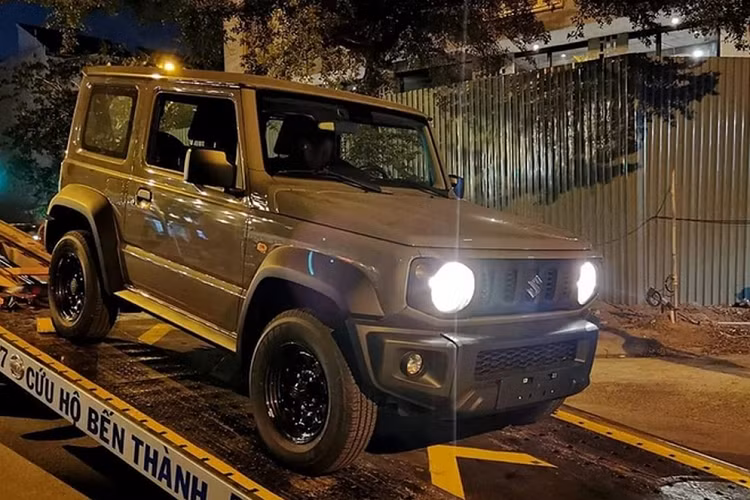 Hướng tới tệp khách hàng ưu thể thao, thích trải nghiệm lái xe địa hình và dã ngoại, Suzuki Jimny là mẫu SUV cỡ nhỏ hiếm hoi trong phân khúc và tầm giá có hệ dẫn động 4 bánh và chế độ cài cầu chủ động. Ngoài ra, các trang bị khác chỉ nằm ở mức cơ bản, đủ dùng.