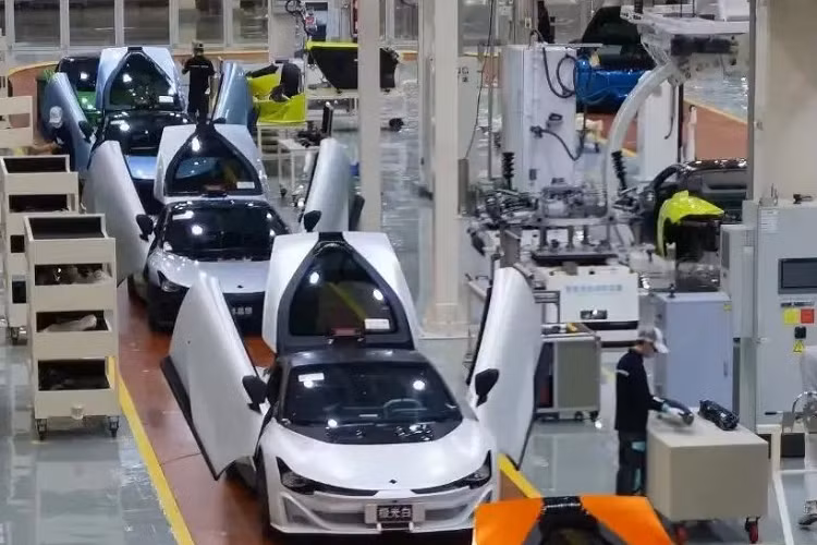 Vào tháng 9/2022, Aion, thương hiệu con của tập đoàn ô tô Quảng Châu (GAC) của Trung Quốc, đã cho ra mắt chiếc siêu xe đầu tiên của mình mang tên gọi Hyper SSR. Aion Hyper SSR EV 2024 mới là 1 thành viên mới hoàn toàn khác biệt sau sedan và crossover. Điểm chung là các phân khúc mà Aion theo đuổi đều là thuần điện.