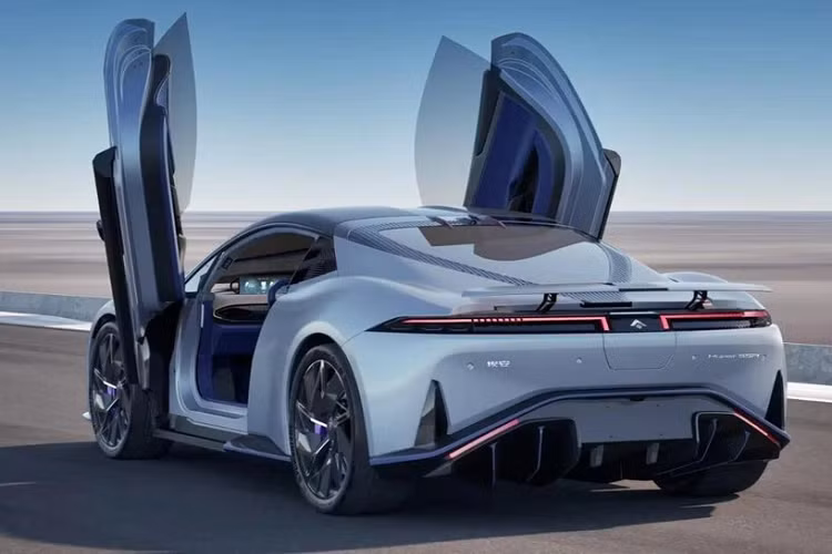 Về hệ thống truyền động, siêu xe điện Aion Hyper SSR chỉ có 1 động cơ điện ở cầu sau, đi kèm hộp số 2 cấp nhưng bản tiêu chuẩn có thời gian tăng tốc từ vị trí xuất phát lên 100 km/h chỉ trong 2,3 giây.