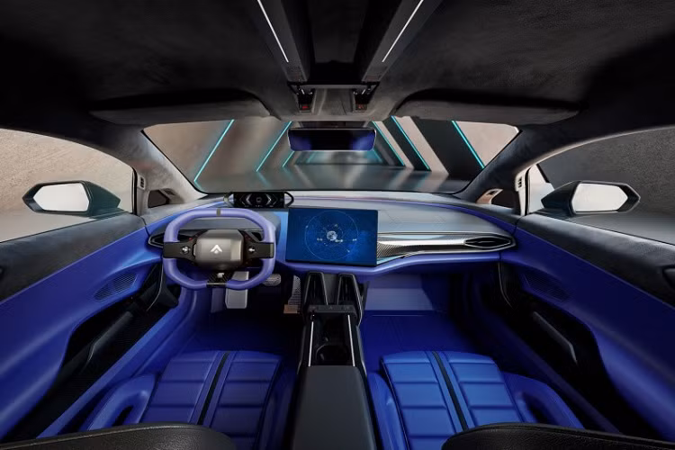 Cụ thể là thiết kế phần đầu xe của Aion Hyper SSR được trưng bày vào năm ngoái hầm hố hơn nhiều khi phần ốp cản trước và hốc gió sơn đen nhám, tạo sự tương phản rõ rệt, còn so với xe lộ diện ở nhà máy được sơn cùng màu ngoại thất.