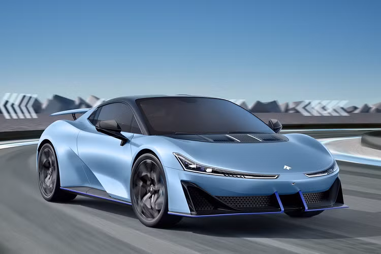 Đằng sau siêu xe điện của Trung Quốc có cụm đèn hậu LED vát mỏng tối đa, liên kết giữa 2 đèn hậu là tấm ốp màu đen và logo của hãng Aion, sau đó, xe còn có khuếch tán sau rất lớn, đậm chất siêu xe đua đường phố và được tô điểm thêm các sọc màu cùng với ngoại thất. Cuối cùng là việc Aion Hyper SSR có bộ mâm đa chấu và nhiều chi tiết ở ngoại thất làm từ sợi carbon nhám.