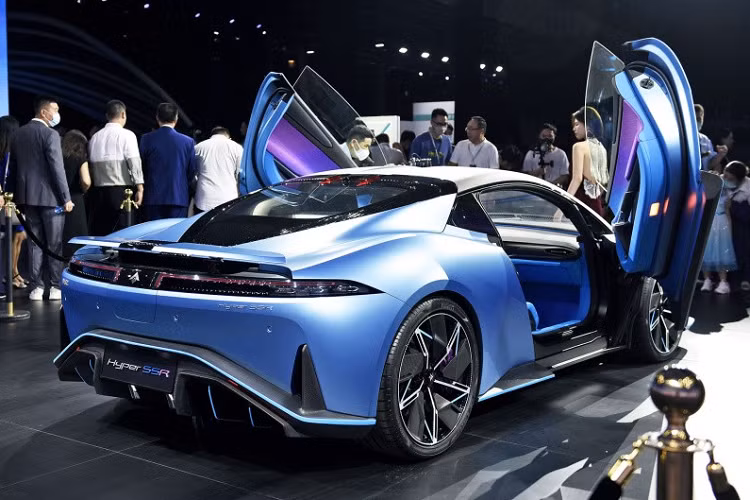 Việc giao hàng dành cho các "thượng đế" đặt mua siêu xe điện Aion Hyper SSR EV từ trước sẽ chính thức được diễn ra vào tháng 10 năm 2023. Hãng chưa công bố đã có bao nhiêu đơn hàng, chỉ biết rằng, phiên bản được trưng bày vào năm ngoái thiết kế rất khác biệt so với lô xe Aion Hyper SSR lộ ảnh trong dây chuyền sản xuất.