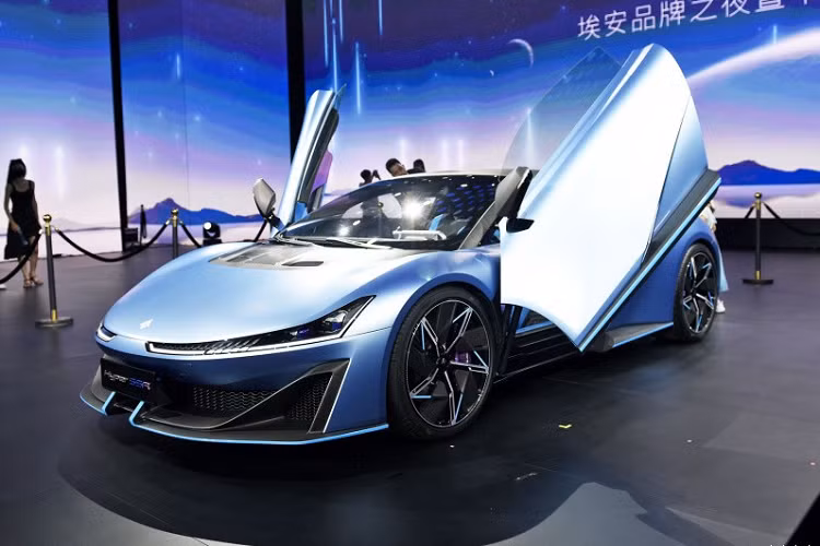 Chưa hết, góc chụp từ trên cao cho thấy đèn pha LED và dải đèn LED chiếu sáng ban ngày chạy ngang gần hết đầu xe khá thô, còn bản trưng bày lại rất thanh thoát. Dù vậy, phải chờ siêu xe điện Aion Hyper SSR được bàn giao đến tay khách hàng mới cảm nhận rõ nhất.