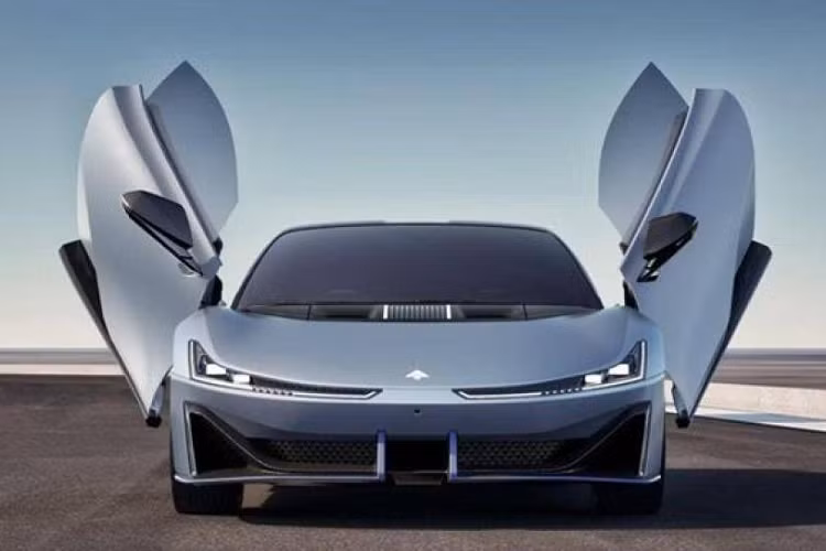 Điểm cộng trong thiết kế của siêu xe điện Aion Hyper SSR chính là việc xe được trang bị kiểu cửa hình cánh bướm, giúp ngoại hình xe trở nên dữ dằn đúng chất 1 mẫu siêu xe. Thiết kế có thể không ấn tượng nhiều nhưng bộ cửa mở lên trời lúc nào cũng gây thiện cảm tốt với người xem.