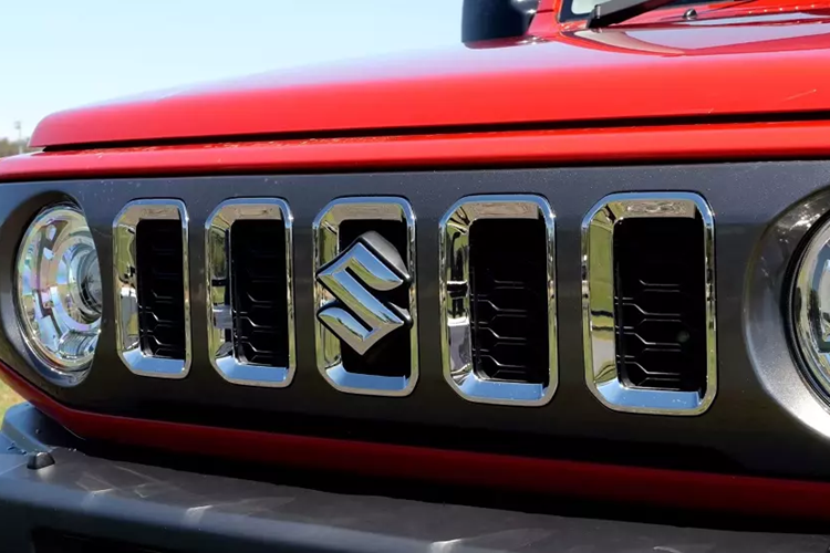 Tại thị trường Úc, giá xe Suzuki Jimny XL 2024 cho 2 phiên bản là số sàn và số tự động tương ứng là 34.990 AUD (khoảng 558 triệu đồng) và 36.490 AUD (582 triệu đồng). So với bản 3 cửa, mẫu xe này đắt hơn khoảng 3.000 AUD (48 triệu đồng).