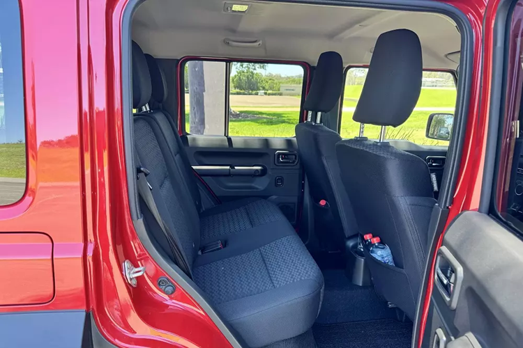 Một số trang bị của xe cũng không khác gì Suzuki Jimny 3 cửa hiện đang bán ở thị trường Úc như vành hợp kim 15 inch, đèn pha LED, camera lùi, 6 túi khí, hệ thống phanh khẩn cấp tự động và cảnh báo lệch làn đường.