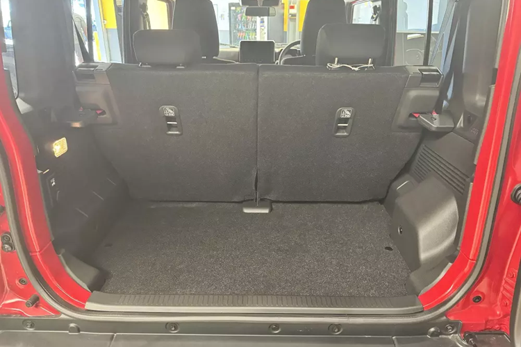 Tuy nhiên, Suzuki Jimny XL 2024 có thêm màn hình cảm ứng trung tâm 9 inch thay vì 7 inch như bản 3 cửa, hỗ trợ kết nối Apple CarPlay không dây/Android Auto có dây, radio kỹ thuật số DAB, cảm biến hỗ trợ đỗ xe phía sau và hệ thống kiểm soát hành trình thích ứng (bản số tự động).