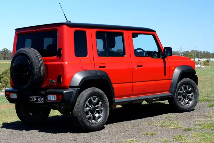 Khác với xe ở Ấn Độ, Suzuki Jimny dành cho Việt Nam là bản 3 cửa và nhập khẩu nguyên chiếc từ Nhật Bản. Theo nhân viên tư vấn bán hàng tại đại lý, giá tạm tính của Suzuki Jimny ở thời điểm này là khoảng 800 triệu đồng. Thời điểm chính thức bán ra của xe có thể là từ đầu năm sau.