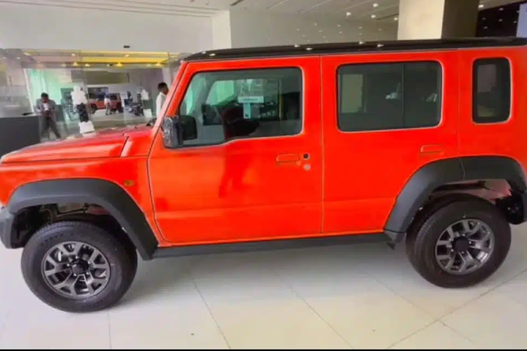 Nằm bên dưới nắp ca-pô của Suzuki Jimny 5 cửa tại thị trường Úc vẫn là động cơ xăng 4 xi-lanh, hút khí tự nhiên, dung tích 1.5L với công suất tối đa 105 mã lực và mô-men xoắn cực đại 136 Nm. Động cơ này kết hợp với hộp số sàn 5 cấp hoặc tự động 4 cấp cùng hệ dẫn động 4 bánh AllGrip Pro.