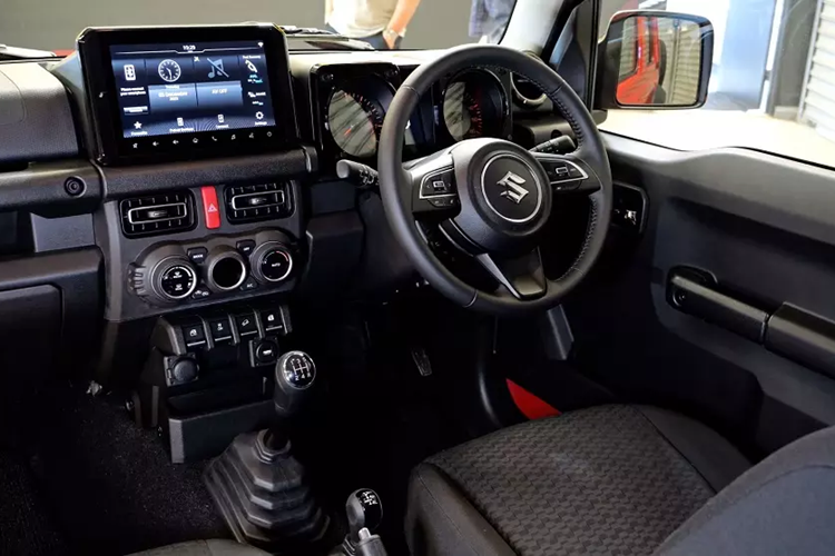 Bỏ ra số tiền trên, khách hàng Úc sẽ nhận về mẫu SUV cỡ nhỏ có kích thước dài x rộng x cao lần lượt là 3.985 x 1.645 x 1.720 mm và chiều dài cơ sở 2.590 mm. So với phiên bản 3 cửa, xe có chiều dài và chiều dài cơ sở đều tăng 340 mm.