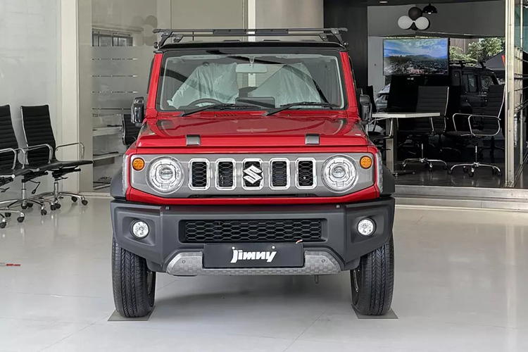 Bên trong Suzuki Jimny XL 2024 vẫn là không gian nội thất 4 chỗ ngồi như bản 3 cửa. Tuy nhiên, thể tích khoang hành lý khi sử dụng cả 2 hàng ghế đã tăng 85 lít lên 211 lít.