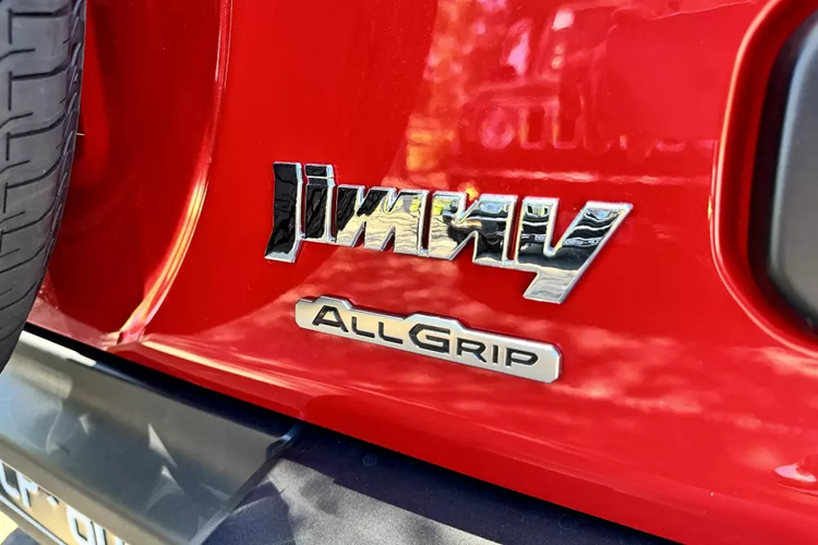 Ngược lại, Suzuki Jimny XL 2024 cũng bị cắt một số trang bị như hệ thống hỗ trợ đèn pha và đèn pha tự động điều chỉnh luồng sáng cao/thấp. Thay vào đó, đèn pha của mẫu xe này sẽ điều chỉnh luồng sáng cao/thấp bằng tay.