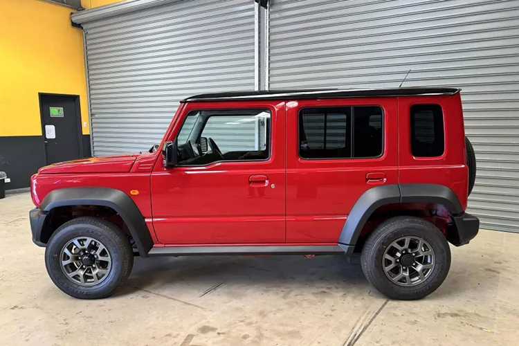Tại thị trường Úc, Suzuki Jimny 2024 bản 5 cửa được gọi bằng cái tên Jimny XL nhằm phân biệt với phiên bản 3 cửa. Khác với phiên bản 3 cửa được sản xuất tại Nhật Bản, Suzuki Jimny XL 2024 dành cho Úc lại là xe nhập khẩu nguyên chiếc từ Ấn Độ. Có vẻ như Ấn Độ sẽ là trung tâm sản xuất Suzuki Jimny 5 cửa.