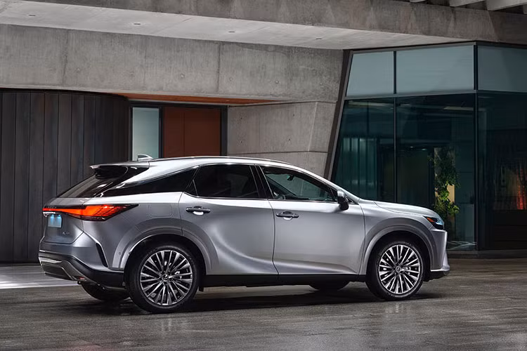 Bộ pin lithium-ion trên Lexus RX 450h+ cung cấp phạm vi hoạt động hoàn toàn bằng động cơ điện ước tính 56 km. Khi hết pin, người dùng có thể sạc thông qua ổ điện dân dụng với thời gian khoảng 2 tiếng rưỡi.