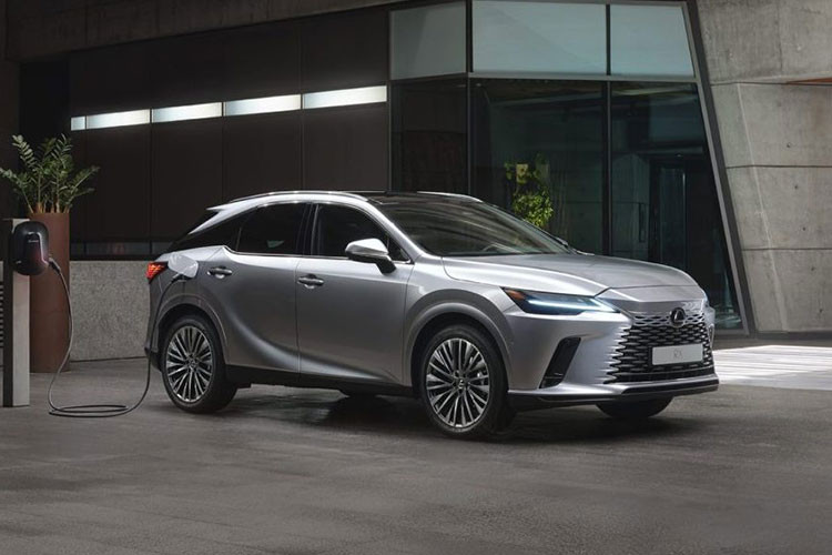 Lexus RX 450h+ 2024 sẽ có 8 màu ngoại thất gồm Eminent White Pearl, Cloudburst Grey, Iridium, Caviar, Matador Red Mica, Copper Crest, Nori Green Pearl và Nightfall Mica, cùng bộ mâm đa chấu 21 inch tiêu chuẩn.