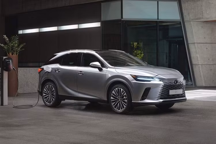 Lexus RX 450h+ 2024 sẽ có 8 màu ngoại thất gồm Eminent White Pearl, Cloudburst Grey, Iridium, Caviar, Matador Red Mica, Copper Crest, Nori Green Pearl và Nightfall Mica, cùng bộ mâm đa chấu 21 inch tiêu chuẩn.