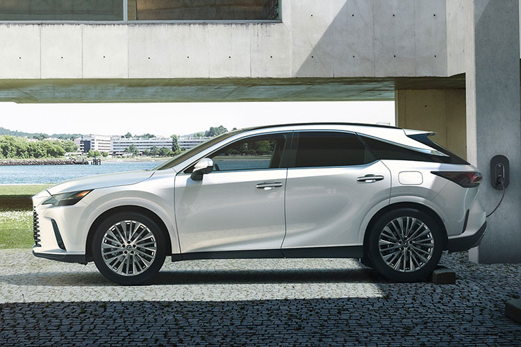 Mức giá xe Lexus RX 450h+ 2024 có mức bán ra khởi điểm khoảng 70.080 USD (khoảng 1,68 tỷ đồng). Mức giá này cao hơn đáng kể so với phiên bản Lexus RX 350h Luxury.