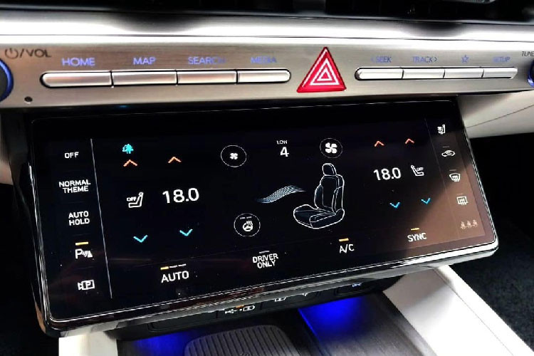 Bên dưới mặt táp-lô có thêm 1 màn hình nữa để chỉnh điều hòa, theo phong cách xe sang Range Rover. Thêm vào đó là hệ thống âm thanh Bose, cửa sổ trời toàn cảnh chia làm 2 mảnh và 2 sạc điện thoại không dây. Theo thông tin rò rỉ, Hyundai SantaFe 2024 sẽ có sẽ có 4 tùy chọn động cơ, tùy theo thị trường phân phối.